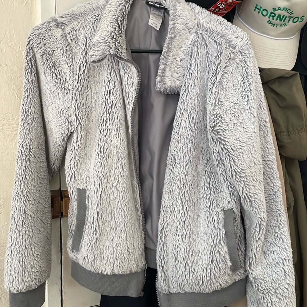 Patagonia Girls jacket XXL. It fits as a woman’s small.
